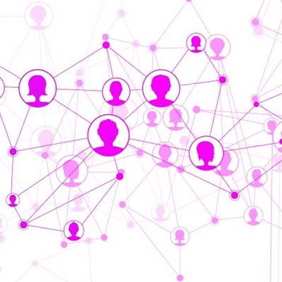 Clusteranalyse: Personen in verschiedenen Farben mit Distanzmaßen - Symbolbild