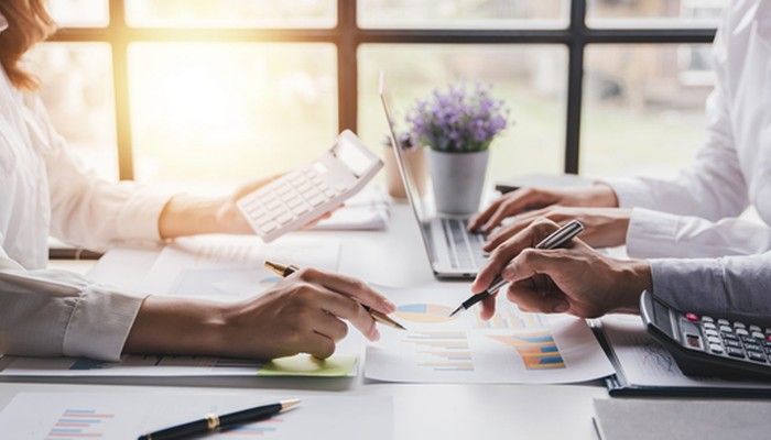 Kollegen berechnen gemeinsam den Customer Lifetime Value ihrer Kundschaft.