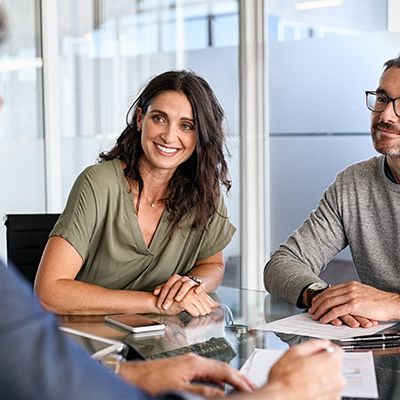 Eine Frau und ein Mann beraten einen Kunden zur Employee Experience.