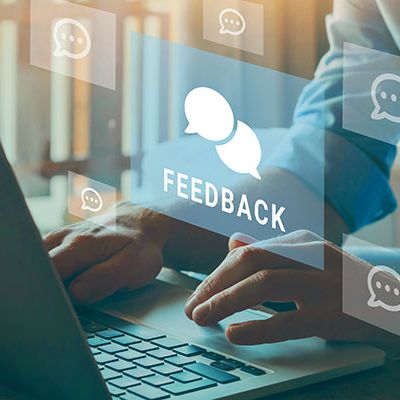 Eine Person programmiert die Feedbackautomatisierung an einem Laptop.