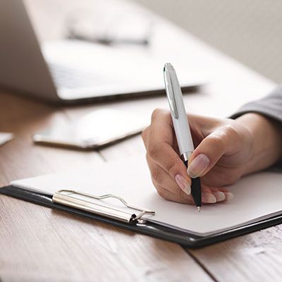 Eine Frau füllt einen Fragebogen aus.