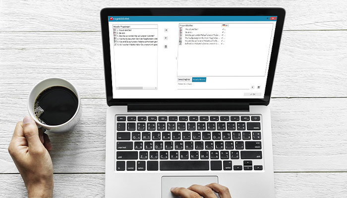 Ein Mann plant mit Rogator die Fragebogenentwicklung am Laptop.