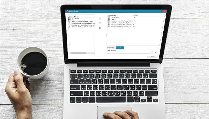 Ein Mann plant mit Rogator die Fragebogenentwicklung am Laptop.