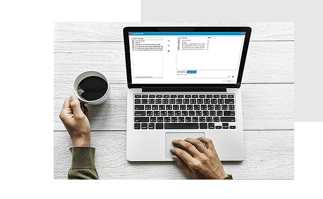 Ein Mann plant mit Rogator die Fragebogenentwicklung am Laptop.