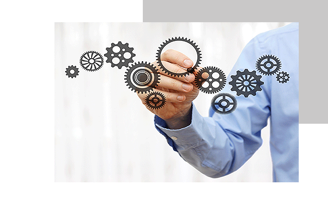 Ein Mann zeichnet im Rahmen der Fragebogenentwicklung Zahnräder an eine Glasscheibe.