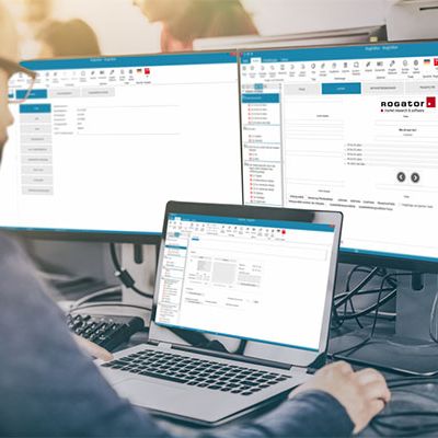 Ein Mann arbeitet an der Fragebogenprogrammierung.