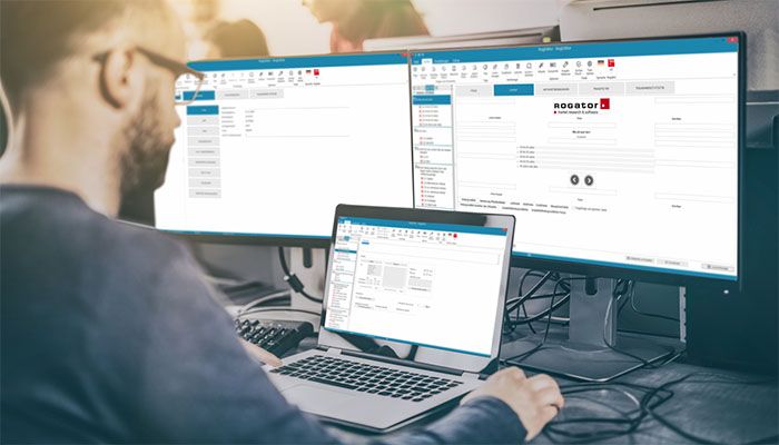 Ein Mann arbeitet an der Fragebogenprogrammierung.