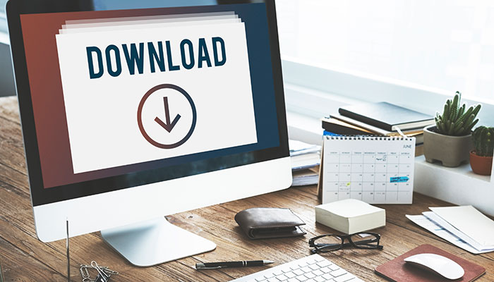 Es ist ein Arbeitsplatz zu sehen und auf dem Bildschirm steht das Wort Download