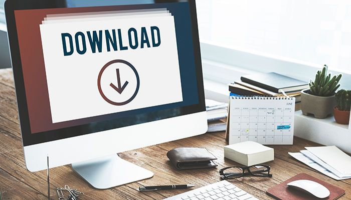 Es ist ein Arbeitsplatz zu sehen und auf dem Bildschirm steht das Wort Download