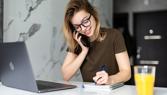 Eine Frau arbeitet im Home Office an GBU.