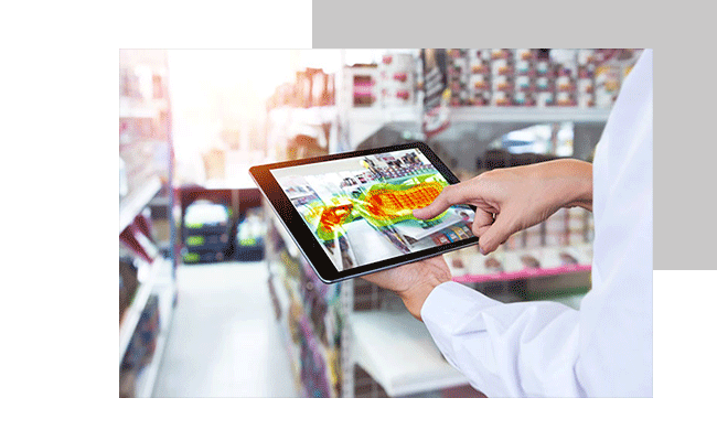 Das Bild zeigt einen Mann, der ein Tablet verwendet, um eine Heatmap Analyse zur Optimierung des Marketingmaterials für einen Supermarkt darzustellen. Diese Analyse zielt darauf ab, die Effektivität des Marketings zu steigern.