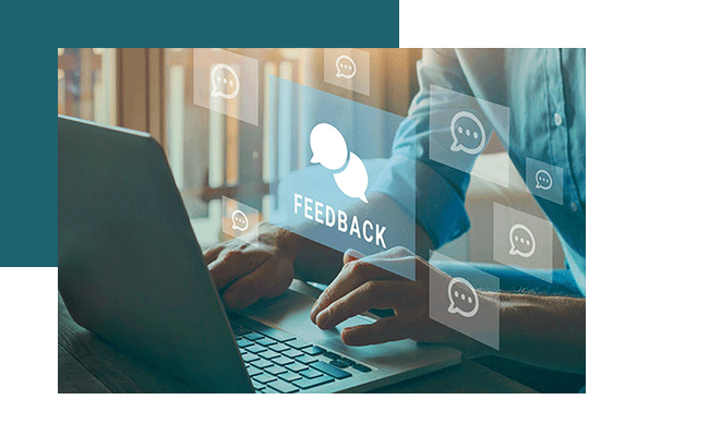 Eine Person programmiert individuelle Feedbackprozesse an einem Laptop.