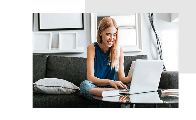 Eine Frau spricht am Laptop über Individuelle Feedbackprozesse.