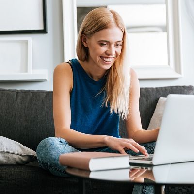 Eine Frau spricht am Laptop über Individuelle Feedbackprozesse.
