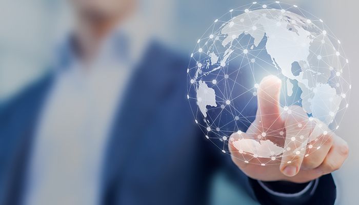 Geschäftsmann tippt auf Weltkugel für eine Internationale Kundenbefragung.