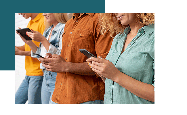 Mehrere Menschen sind am Smartphone und füllen eine Internationale Kundenbefragung aus.