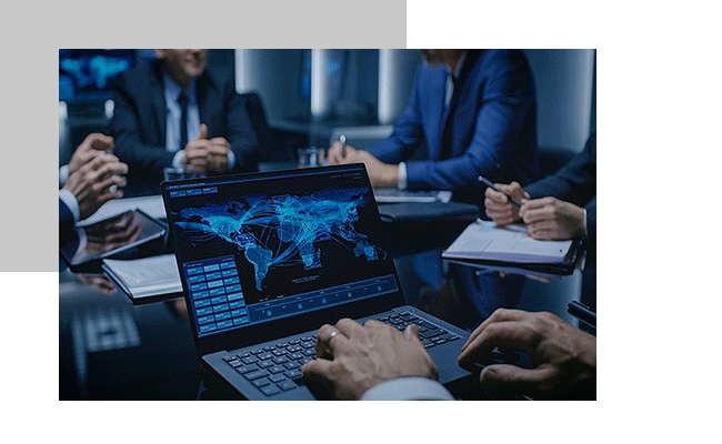 Eine Person wertet ein internationales Mitarbeiterfeedback am Computer aus.