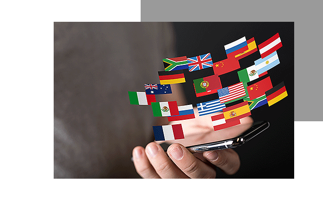 Über einem Smartphone schweben Flaggen unterschiedlicher Länder, die für ein internationales Mitarbeiterfeedback ausgewählt wurden.