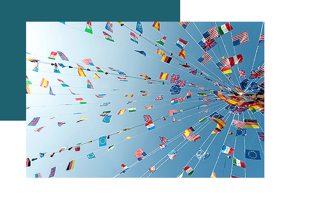 Ein Internationales Mitarbeiterfeedback wird durch Girlanden mit verschiedenen Flaggen symbolisiert.