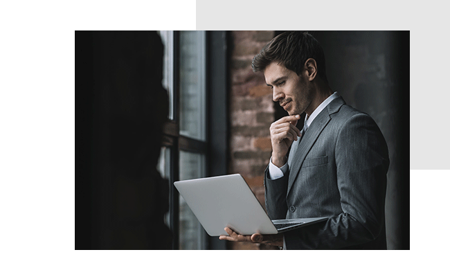 Ein Mann plant am Laptop ein Internationales Mitarbeiterfeedback.