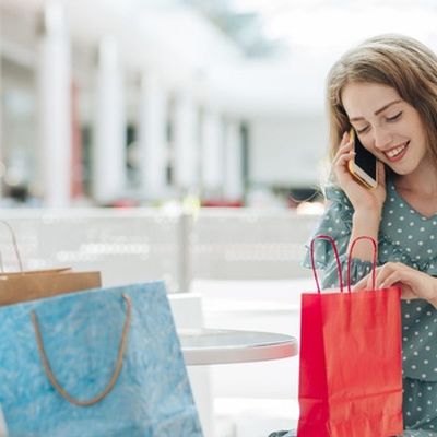 Eine junge Frau nimmt an einer Konsumentenbefragung am Smartphone teil.