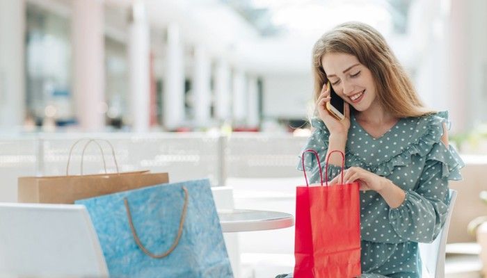 Eine junge Frau nimmt an einer Konsumentenbefragung am Smartphone teil.