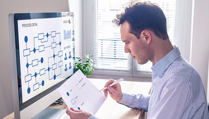 Kontinuierliche Befragungen werden von einem Mann am Schreibtisch analysiert.