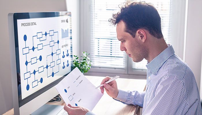 Kontinuierliche Befragungen werden von einem Mann am Schreibtisch analysiert.