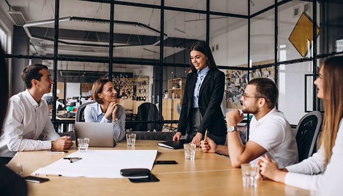 Eine Gruppe an fünf Menschen sitzt zusammen und spricht über einen Konzept- und Produkttest