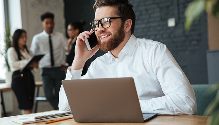 Ein Mann führt am Handy ein Gespräch zum Konzept- und Produkttest.