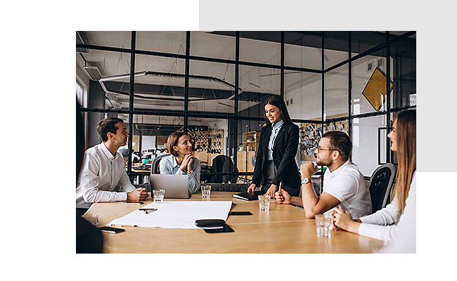 Eine Gruppe an fünf Menschen sitzt zusammen und spricht über einen Konzept- und Produkttest