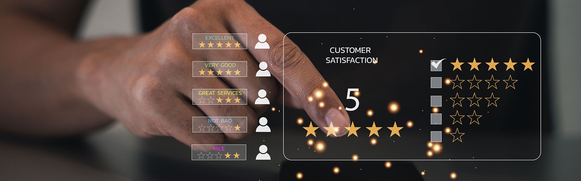 Eine Person klickt auf einem Smartphone eine Kundenbefragung durch.