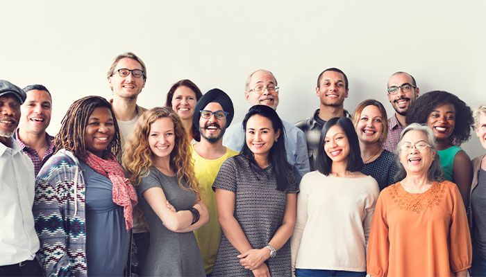 Ein Kundenpanel ist eine Gruppe realer Kunden. Eine Gruppe von Kunden steht zusammen und lächelt in die Kamera.