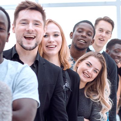 Das Anschreiben ist der erste Schritt zum Erfolg: Glückliche Mitarbeitende warten voller Vorfreude auf die Mitarbeiterbefragung.