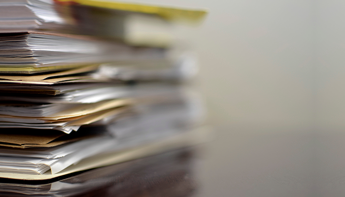 Ein Aktenstapel aus einer Mitarbeiterbefragung öffentlicher Dienst.