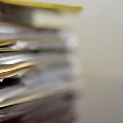 Ein Aktenstapel aus einer Mitarbeiterbefragung öffentlicher Dienst.