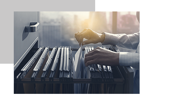 Eine Person sortiert die Akten des Mitarbeiterfeedback für Behörden.