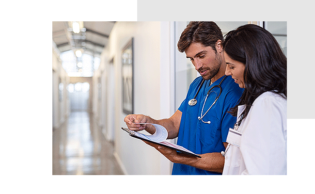 Ein Krankenpfleger gibt einer Ärztin Mitarbeiterfeedback für Behörden.