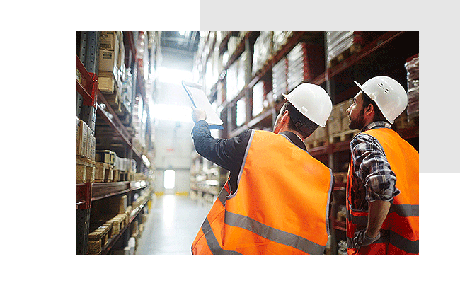 Arbeiter im Lagerhaus während eines Mitarbeiterfeedbacks in der Industrie.