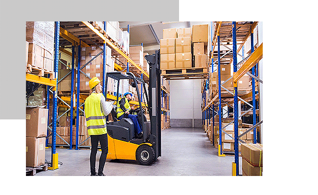 Eine Frau navigiert einen Mann auf einem Gabelstapler. Beide Mitarbeiter sind bei einem Mitarbeiterfeedback in der Industrie eingeschränkt erreichbar.