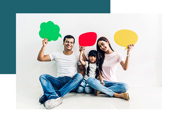 Eine Familie hält Sprechblasen in den Händen.