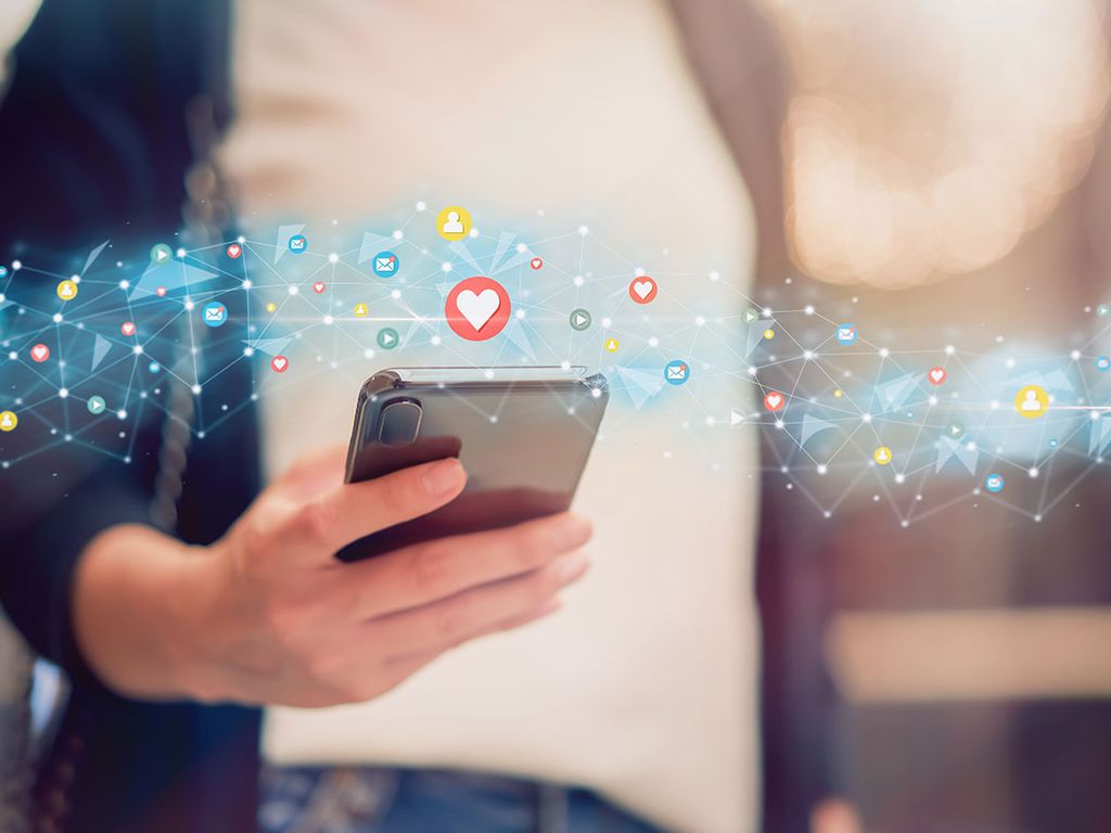 Panelaufbau in nur wenigen Schritten. Eine Frau beobachtet die Performance ihres Online-Panels auf ihrem Handy.