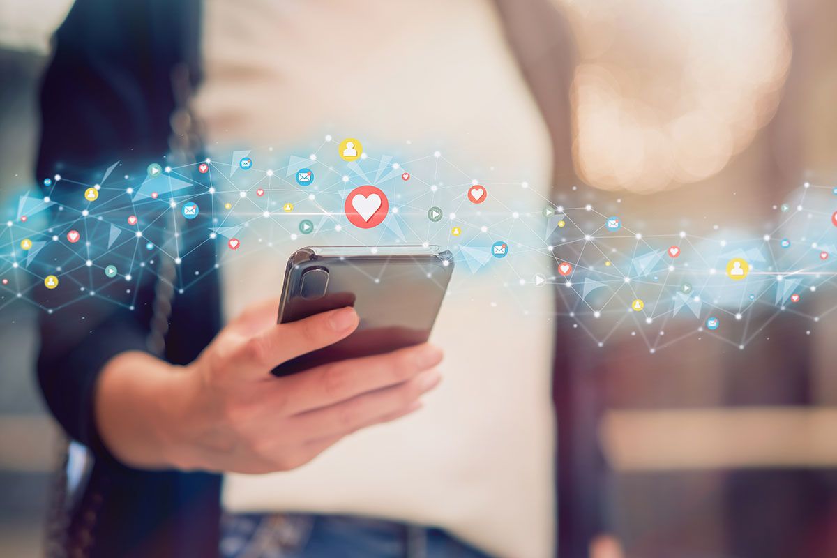 Panelaufbau in nur wenigen Schritten. Eine Frau beobachtet die Performance ihres Online-Panels auf ihrem Handy.