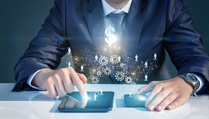 Mit der Panelmigration Effizienz steigern. Ein Mann im Anzug überträgt sein Online-Panel symbolisch von einem mobilen Endgerät zum Tablet.