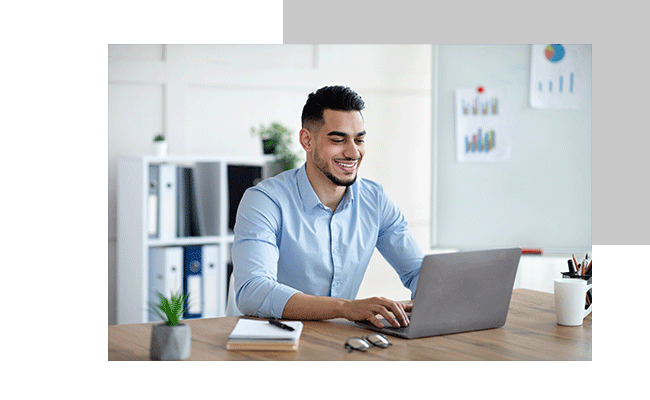 Ein Mann sitzt am Laptop und nutzt die Panelsoftware zur Erstellung von Online-Panels.