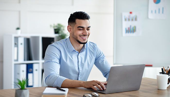 Ein Mann sitzt am Laptop und nutzt die Panelsoftware zur Erstellung von Online-Panels.