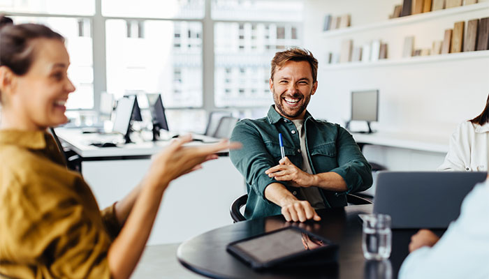 Ein Panel-Team hat Freude bei Benutzung der Panelsoftware.