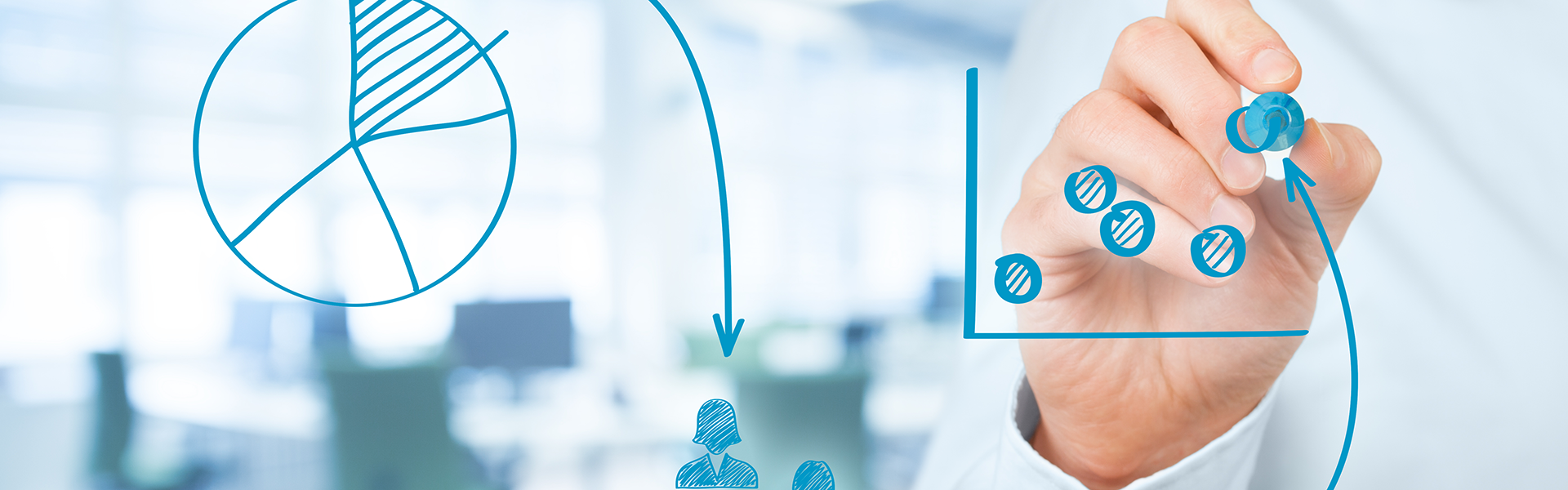 Im Rahmen der Portfolioanalyse zeichnet eine Person mit einem blauen Stift Diagramme.