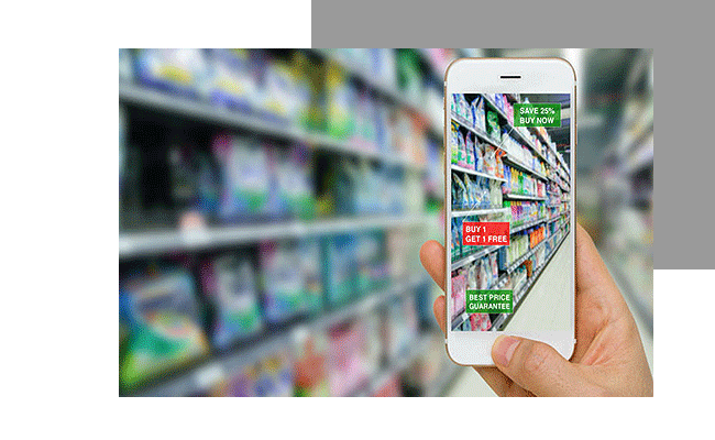 Preisanalysen zur Ermittlung des optimale Preises: Ein Mann scannt mit einem Handy Angebote in einem Supermarkt-Regal.