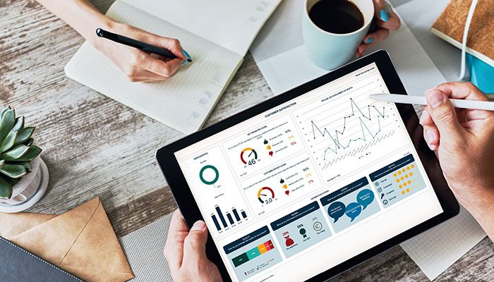 Auf einem Tablet ist ein Premium Dashboard zu sehen.